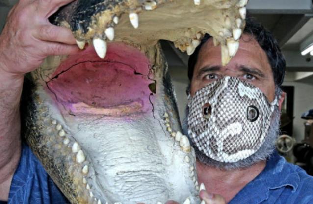 「口罩」美国男子出售蟒蛇皮口罩 称既时尚又能限制病毒传播