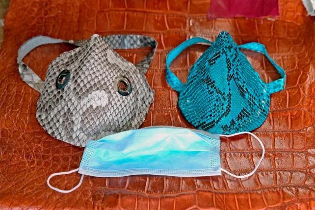 「口罩」美国男子出售蟒蛇皮口罩 称既时尚又能限制病毒传播