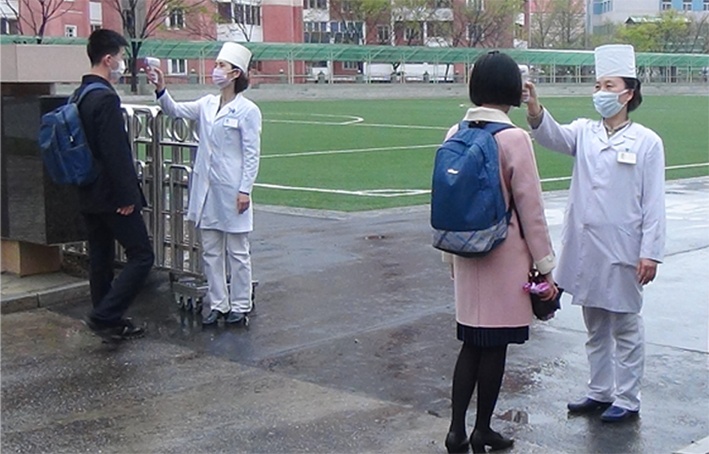 #返校#朝鲜学生分批返校现场：门口测体温 戴口罩听课（图）
