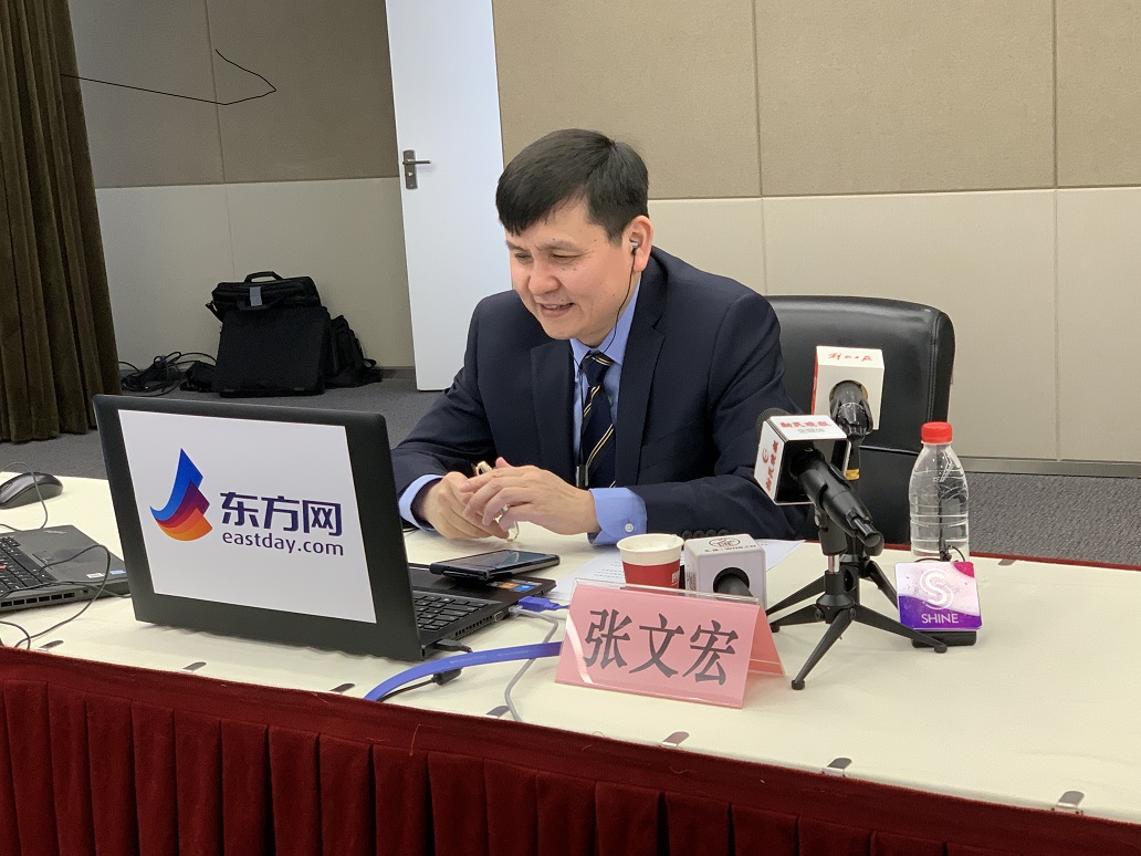 「张文」张文宏连线印度华人华侨、留学生，强调自我防护，“不要以为自己百毒不侵”