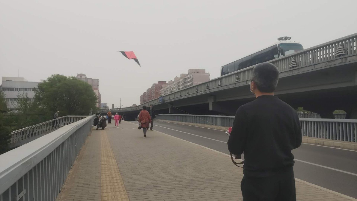 [放风筝]影响交通、威胁行人，路边放风筝安全隐患大