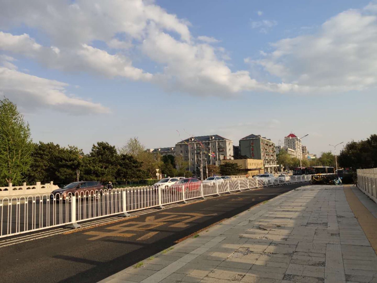 [放风筝]影响交通、威胁行人，路边放风筝安全隐患大