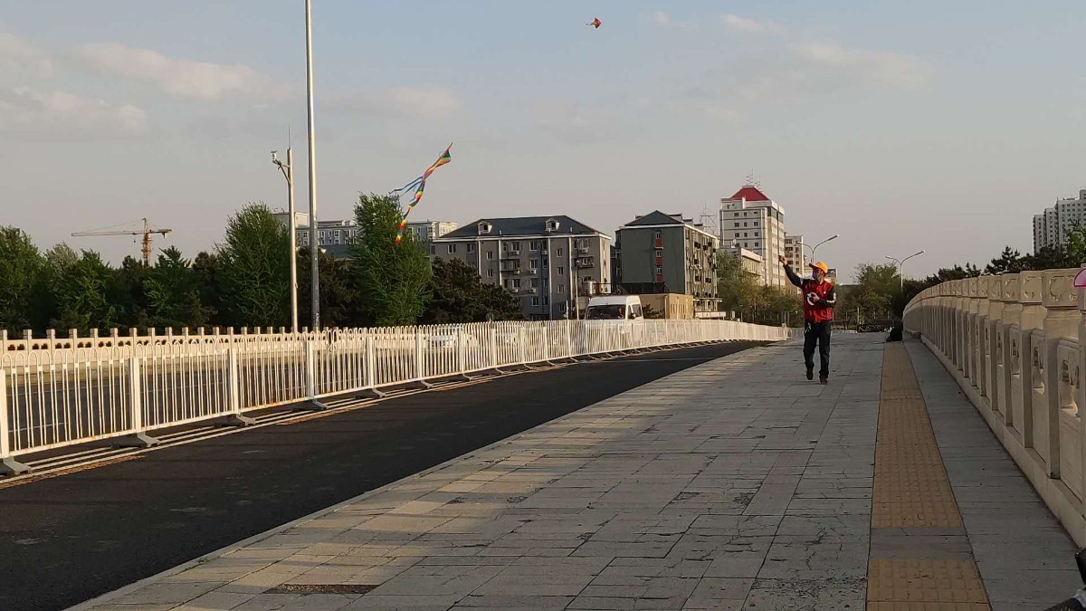 [放风筝]影响交通、威胁行人，路边放风筝安全隐患大