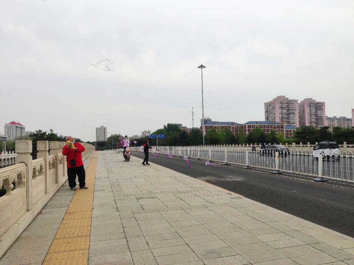 [放风筝]影响交通、威胁行人，路边放风筝安全隐患大