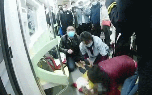 『地铁』暖心！女孩突然晕倒，地铁房山线紧急停靠，一乘客摘口罩人工呼吸！