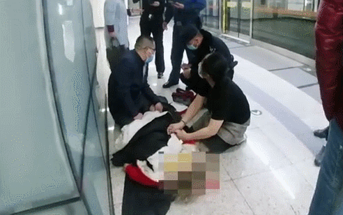 『地铁』暖心！女孩突然晕倒，地铁房山线紧急停靠，一乘客摘口罩人工呼吸！