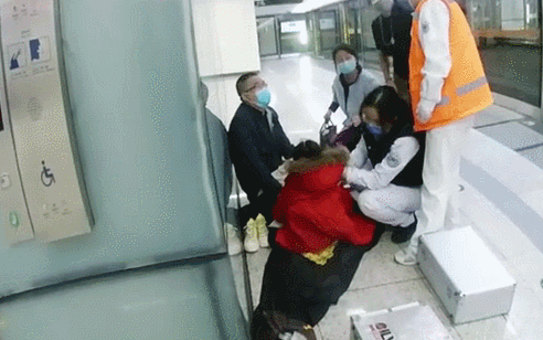 『地铁』暖心！女孩突然晕倒，地铁房山线紧急停靠，一乘客摘口罩人工呼吸！