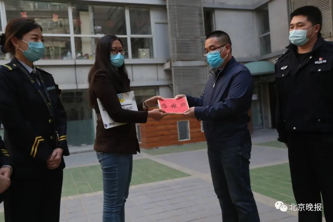 『地铁』暖心！女孩突然晕倒，地铁房山线紧急停靠，一乘客摘口罩人工呼吸！