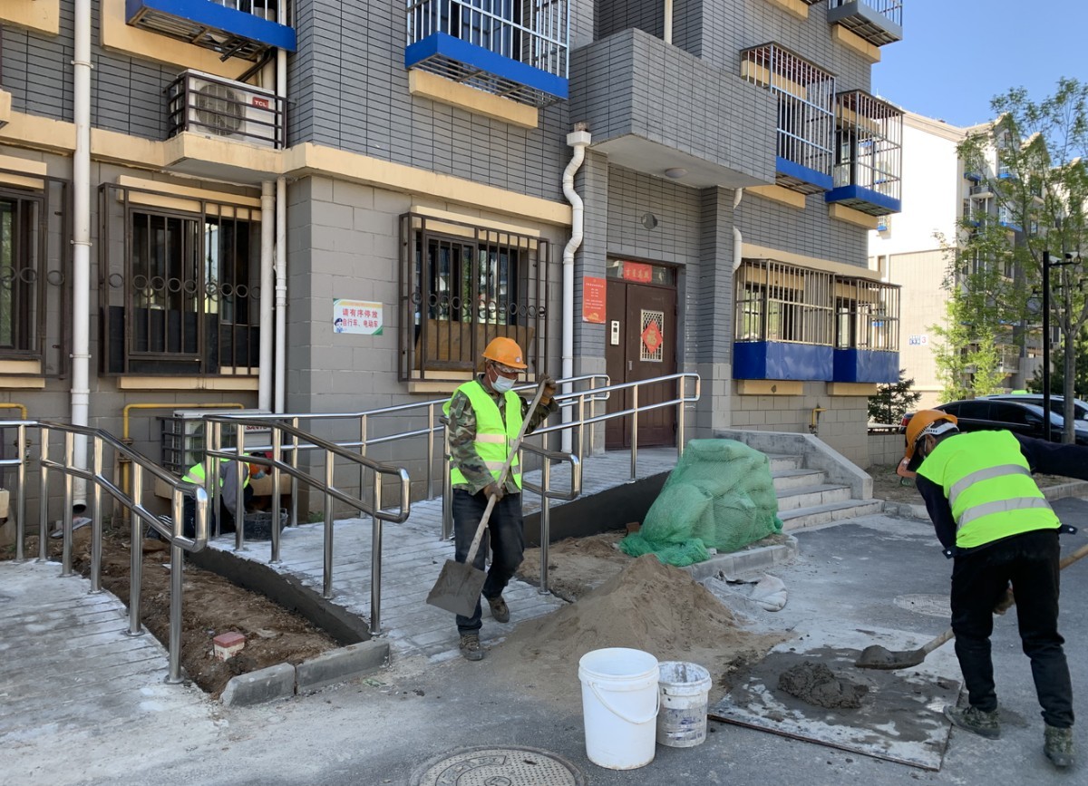 「无障碍」214个单元楼全部装上坡道和扶手，这个小区实现“无障碍”