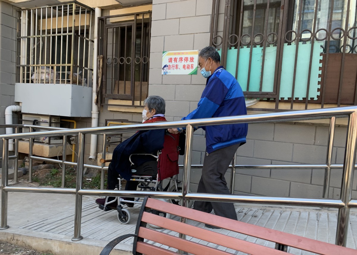 「无障碍」214个单元楼全部装上坡道和扶手，这个小区实现“无障碍”