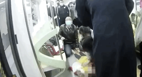 地铁@冲上热搜！地铁临时停靠7分钟只为... 网友：值得