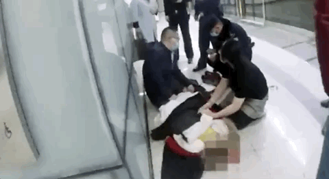 地铁@冲上热搜！地铁临时停靠7分钟只为... 网友：值得