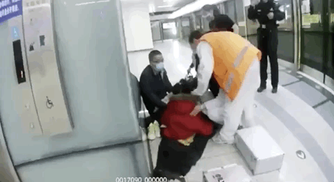 地铁@冲上热搜！地铁临时停靠7分钟只为... 网友：值得