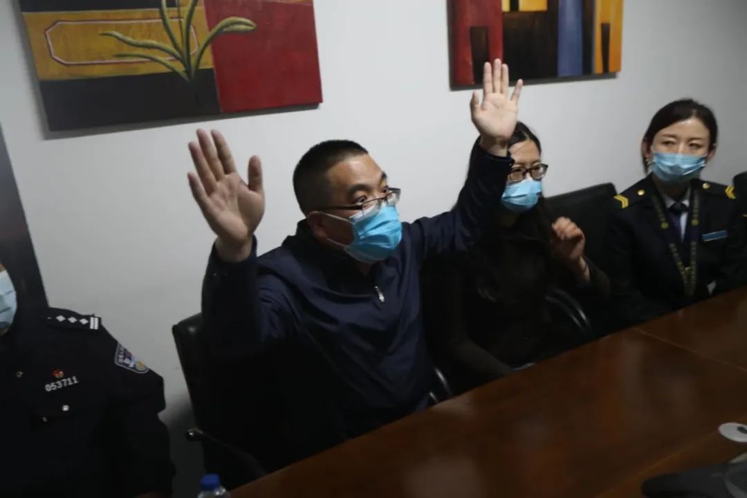 地铁@冲上热搜！地铁临时停靠7分钟只为... 网友：值得