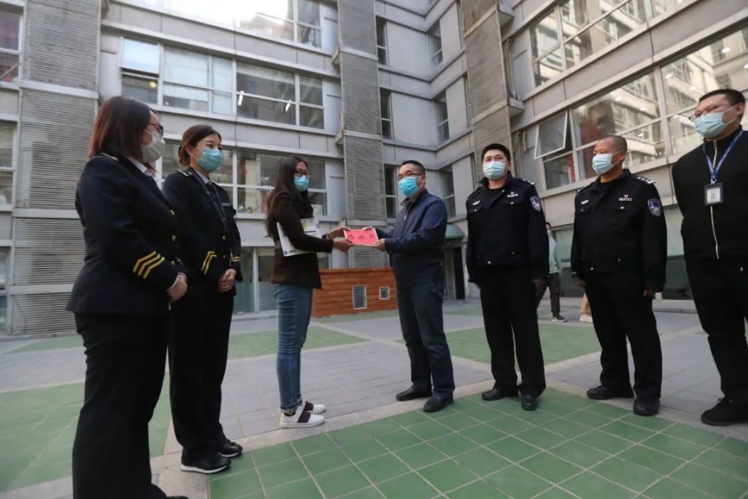 地铁@冲上热搜！地铁临时停靠7分钟只为... 网友：值得