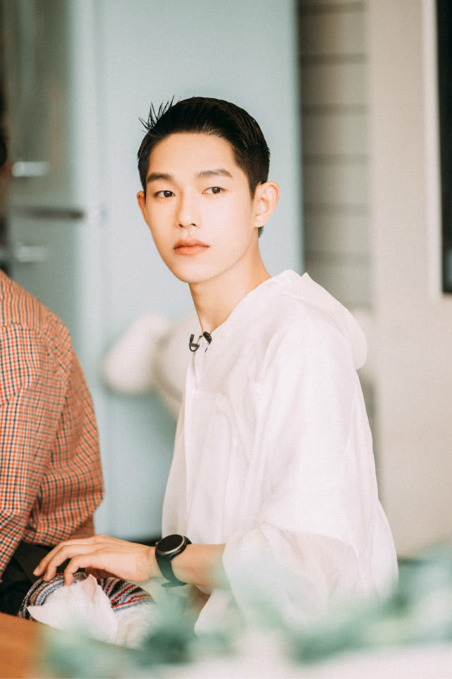 王锵胶片风写真偏分油头文艺复古