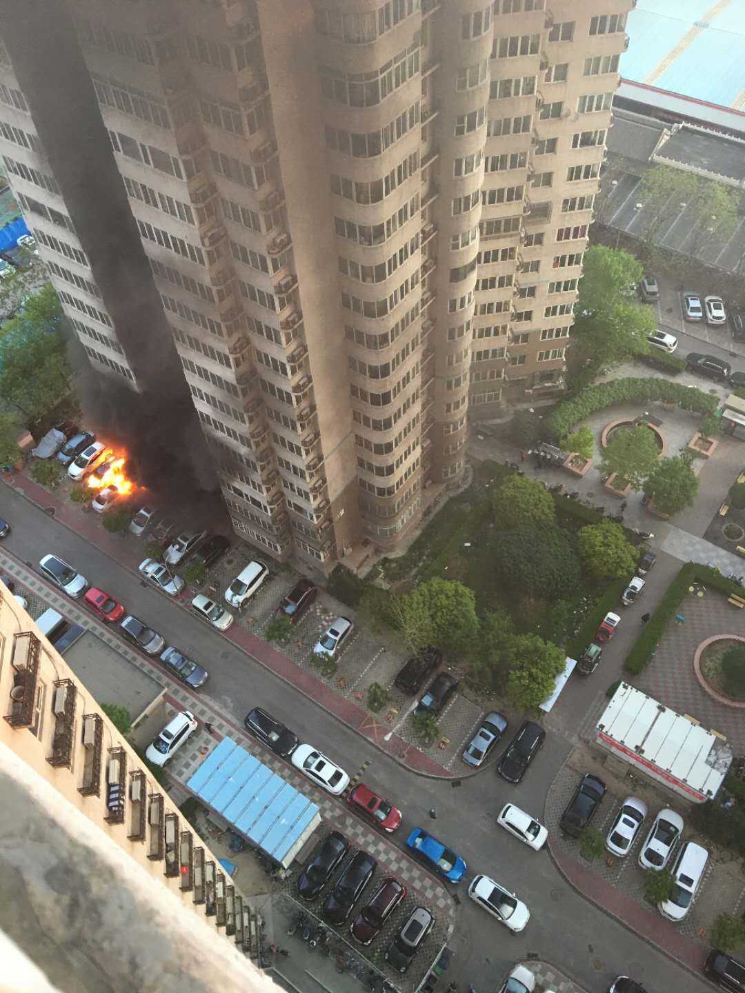 [消防车]朝阳一小区两车起火，浓烟几十米高！消防车却进不来