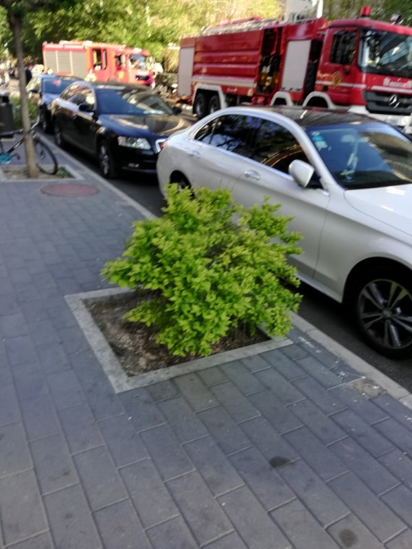 [消防车]朝阳一小区两车起火，浓烟几十米高！消防车却进不来