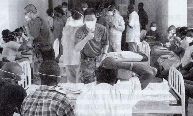 埃博拉病毒：临危受命带队援非抗疫，他撂下狠话：有人在非洲出事，我就留那儿守着……