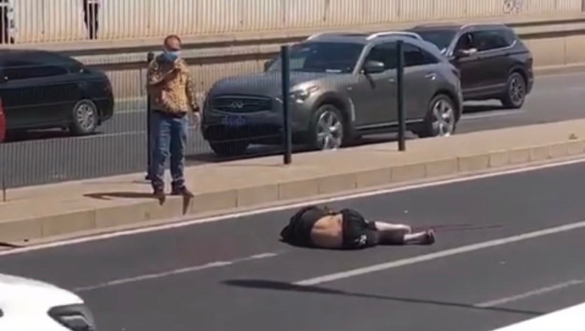 [摩托车]朝阳北路一无号牌摩托撞隔离带，驾驶人死亡