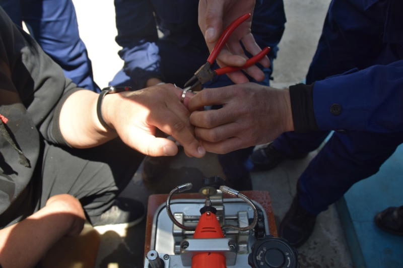 「婚戒」婚戒戴上就未曾取下,男子手指肿胀求助消防员