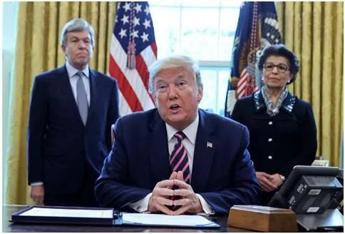 特朗普@为5万美国人死亡负责吗？特朗普的回答很“特朗普”