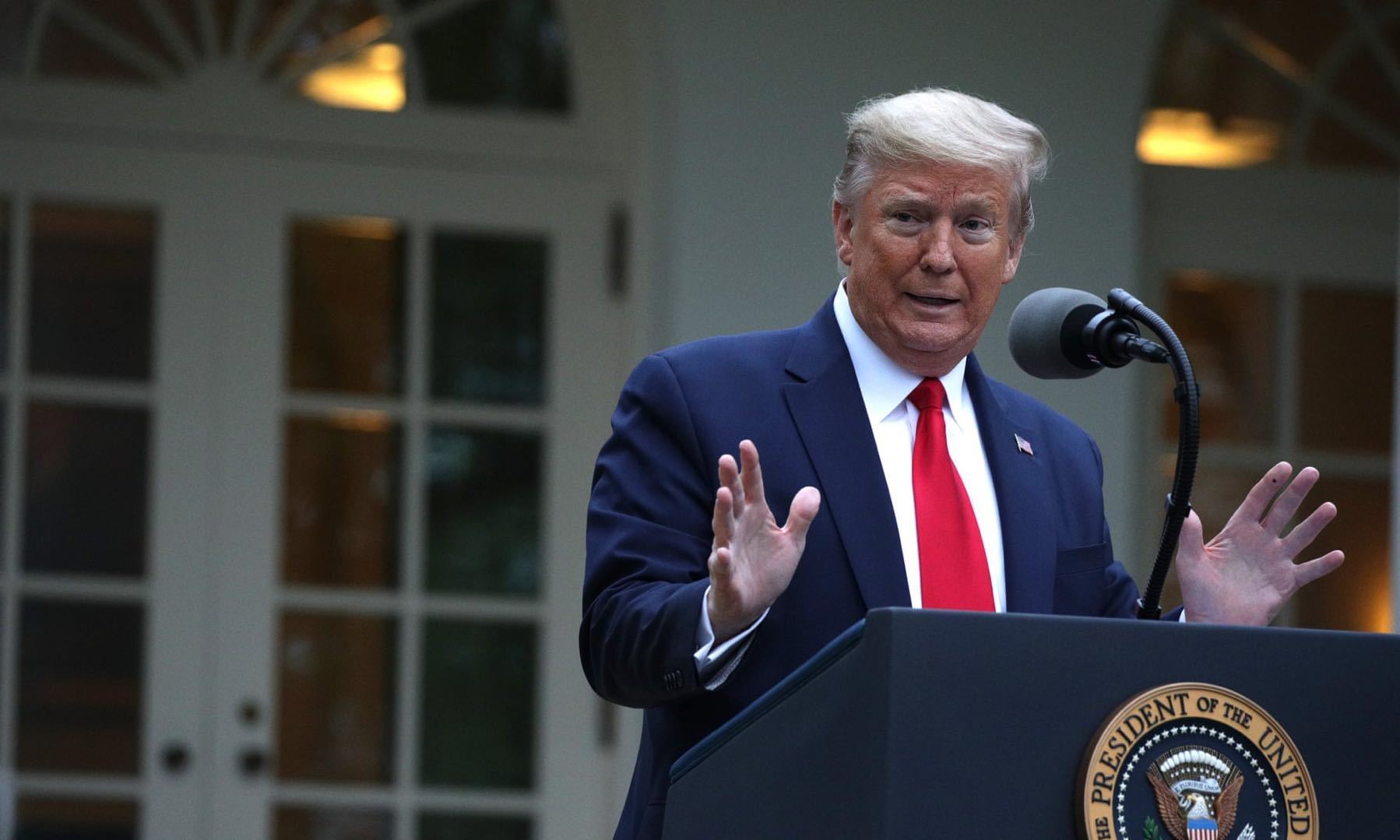 特朗普:特朗普建议“注射消毒液杀死病毒”遭质疑后改口:是为讽刺记者