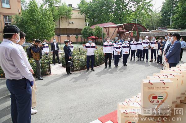 【工作组】中国驻乌使馆同赴乌联合工作组向华侨华人发放“健康包”