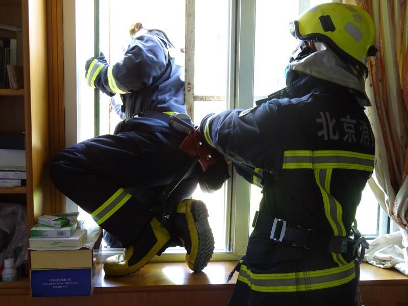 「消防员」大风吹坏六楼窗外遮阳伞 消防员探身徒手拆除