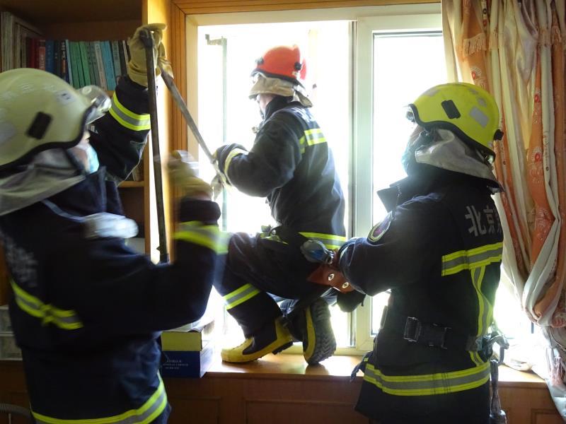 「消防员」大风吹坏六楼窗外遮阳伞 消防员探身徒手拆除