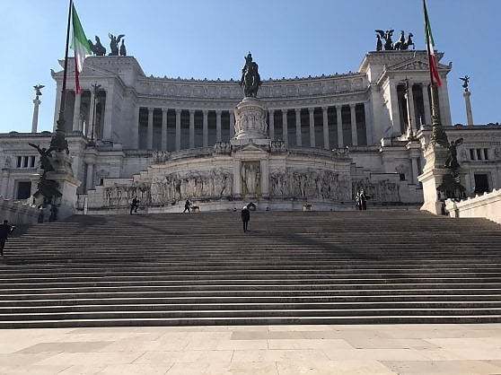 [意大利总统]?意大利全国解放日 总统戴口罩独自献花圈致敬无名英雄