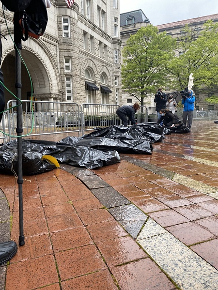 「特朗普」不满政府疫情应对，美抗议民众在特朗普酒店前放“尸袋”