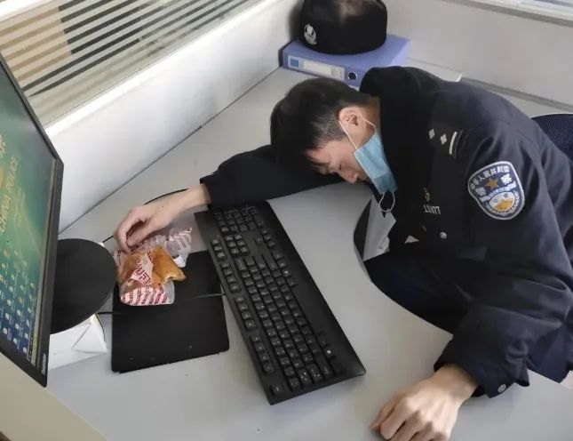 [社会]这对夫妻的睡姿照上热搜！看完后鼻子一酸