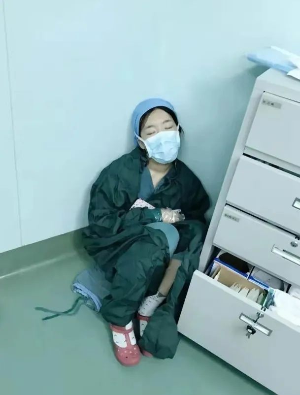 [社会]这对夫妻的睡姿照上热搜！看完后鼻子一酸