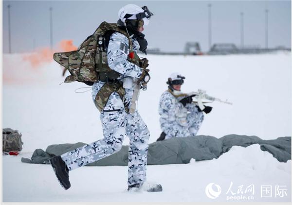 俄军■俄军史上首次万米高空空降北极