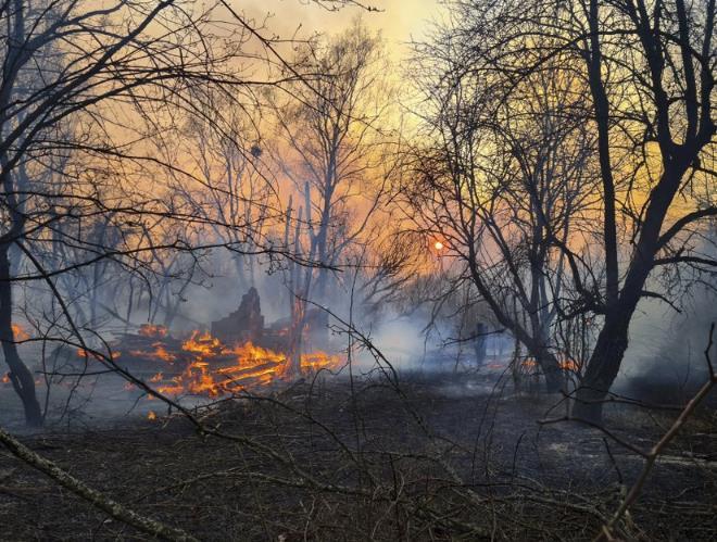 #切尔诺贝利核电站#2名嫌疑人已被抓！切尔诺贝利核事故34周年之际，超千名乌消防员禁区扑救火灾