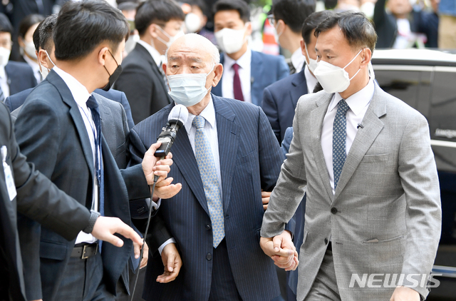 全斗焕@韩国前总统全斗焕跪像被立在法院前，大妈上去就是一巴掌