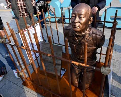 全斗焕@韩国前总统全斗焕跪像被立在法院前，大妈上去就是一巴掌