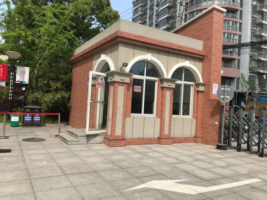 上海市复兴高级中学校门口配备了红外成像测温仪的公共热感应通道