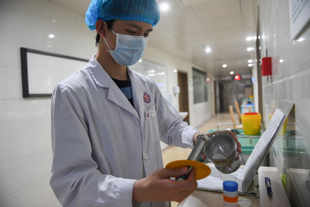 [重症监护室]“我的职业生涯才刚刚开始”——回访“95后”抗疫男护士