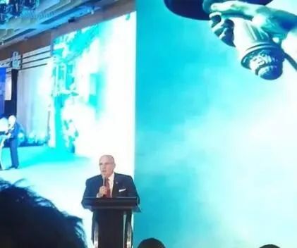 「中国武汉」为了栽赃中国，这位美国“抗疫队长”也被人在背后狠狠捅了一刀