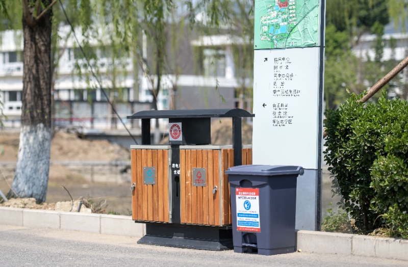 「垃圾桶」带盖子口罩垃圾箱成新标配,校园里垃圾桶多了垃圾少了