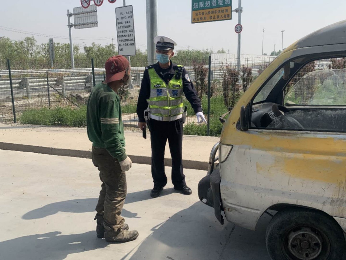 北京日报@被民警拦下后，这位“套牌”司机掏出了拖拉机驾照