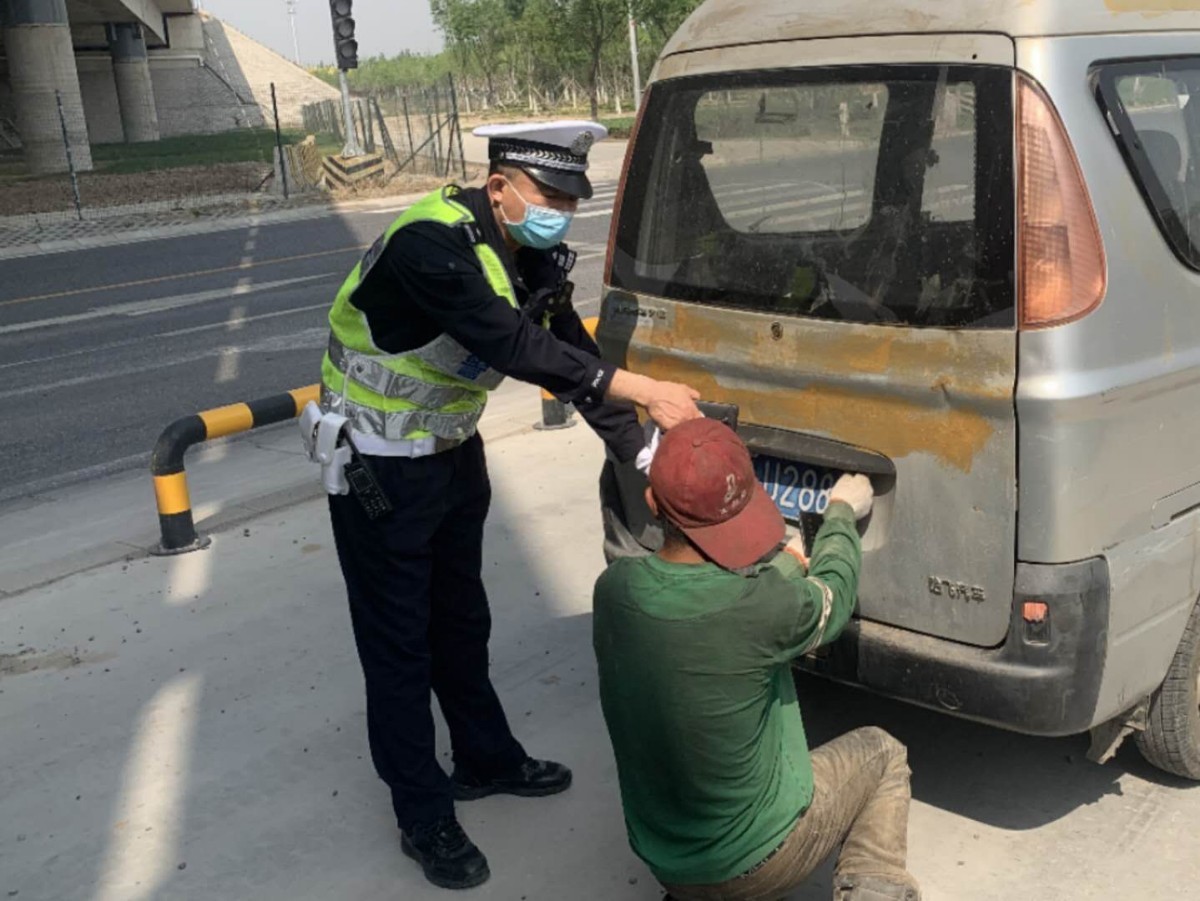 北京日报@被民警拦下后，这位“套牌”司机掏出了拖拉机驾照