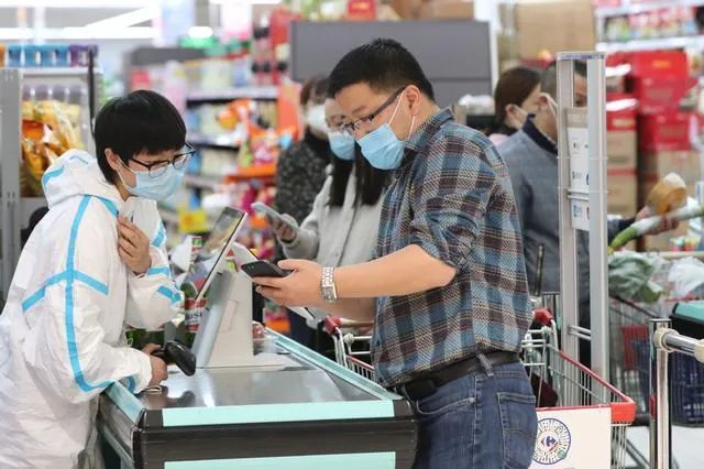 #拉动增长#发消费券和直接发现金，哪个好？