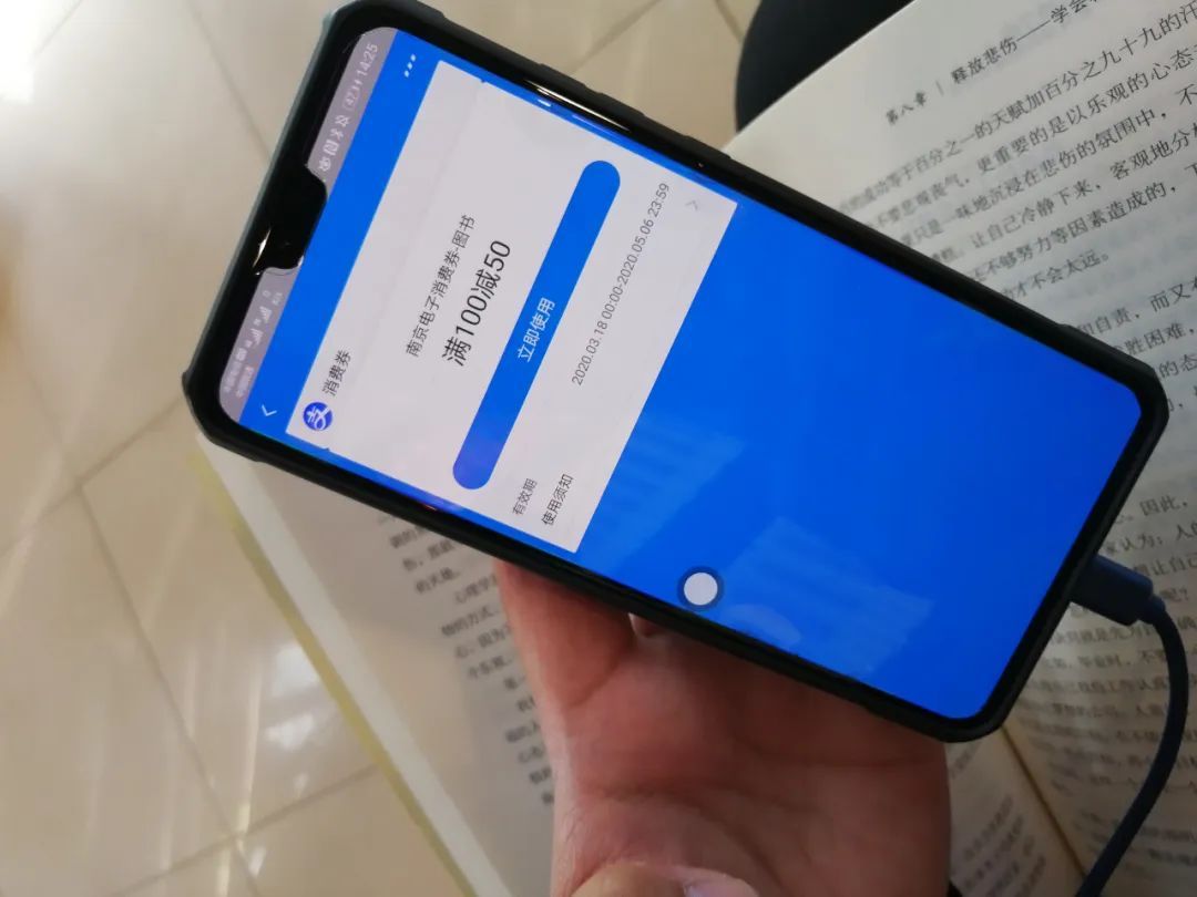 #拉动增长#发消费券和直接发现金，哪个好？