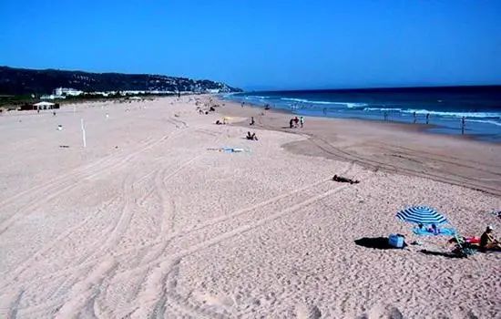 『国际社会』西班牙政府给海滩洒漂白剂，引发民众抗议