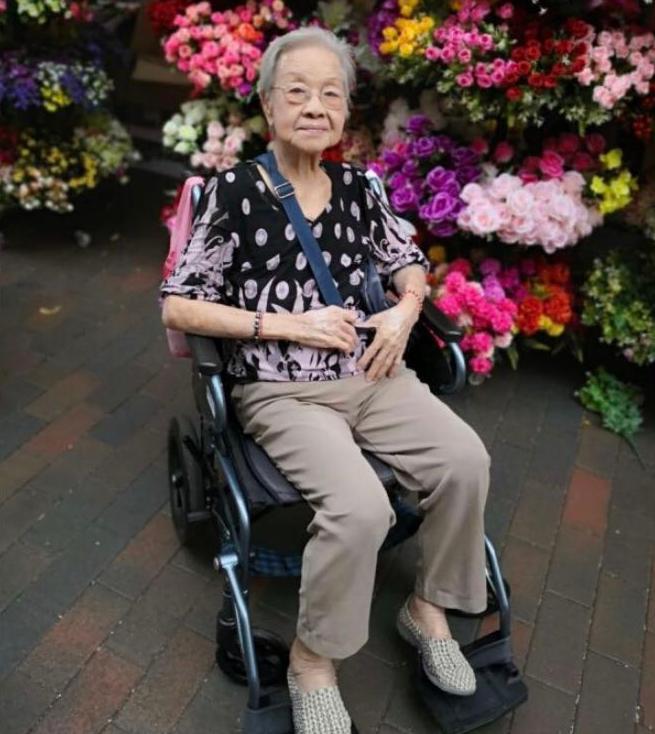 「肺炎」新加坡一名102岁新冠肺炎患者治愈出院