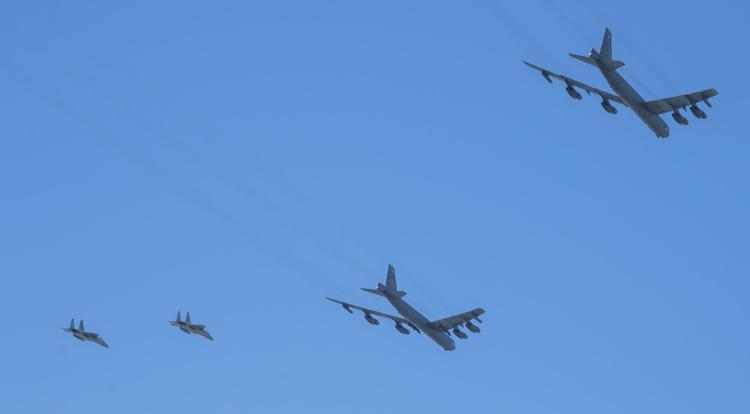 『轰炸机』一架B-52轰炸机飞越新奥尔良致敬抗疫医护人员，掉下一块舱门零件……