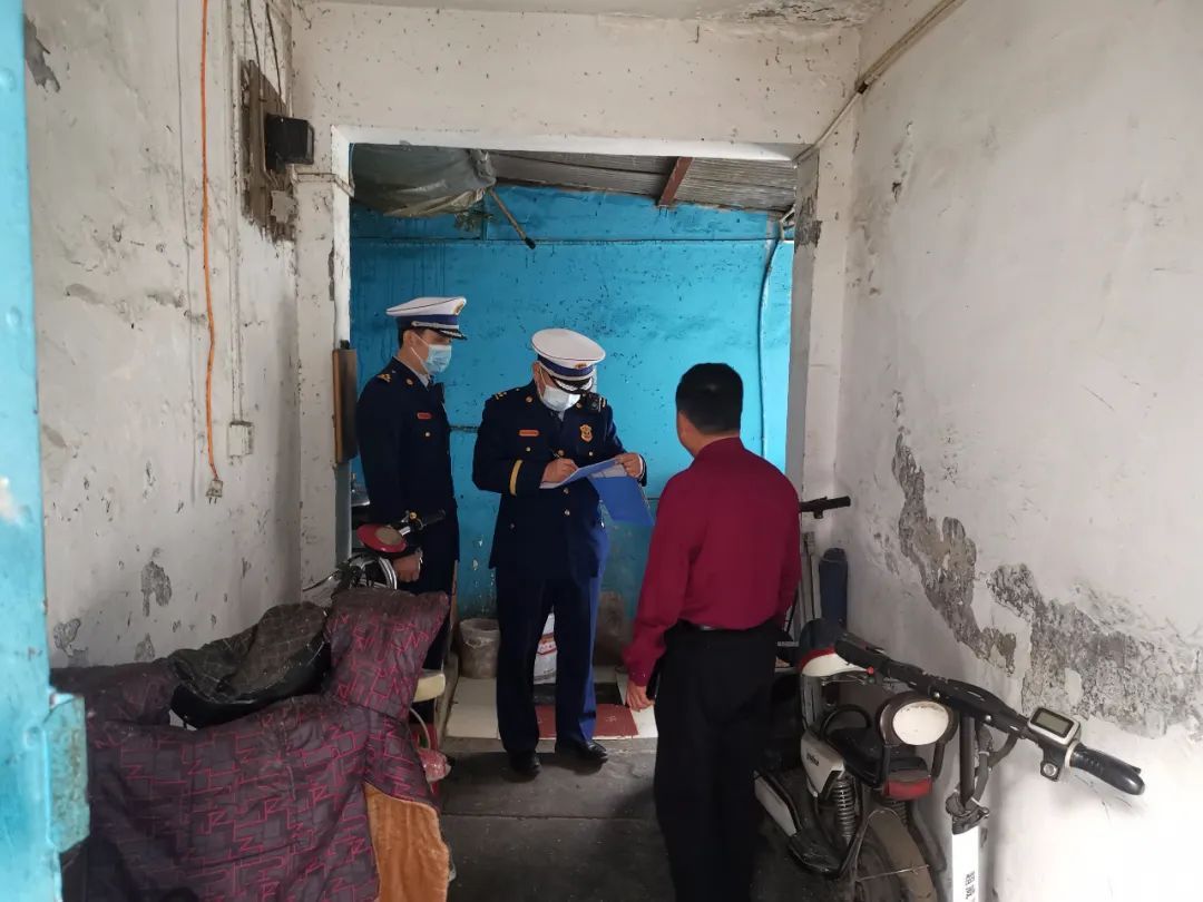 电动汽车：北京开出“飞线充电”首张罚单，记者现场探访→